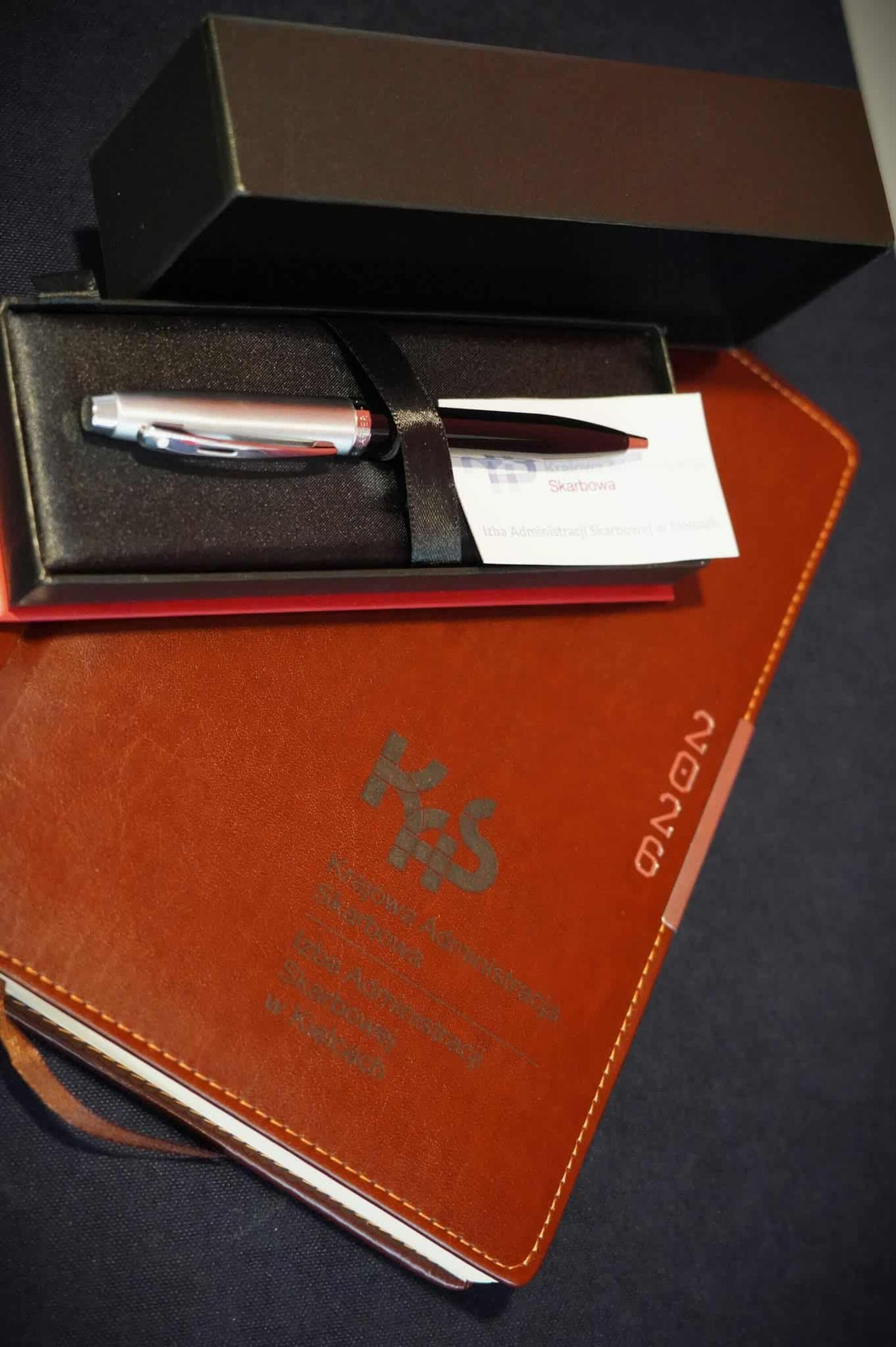 Kalendarz i długopis w etui od Krajowej Administracji Skarbowej