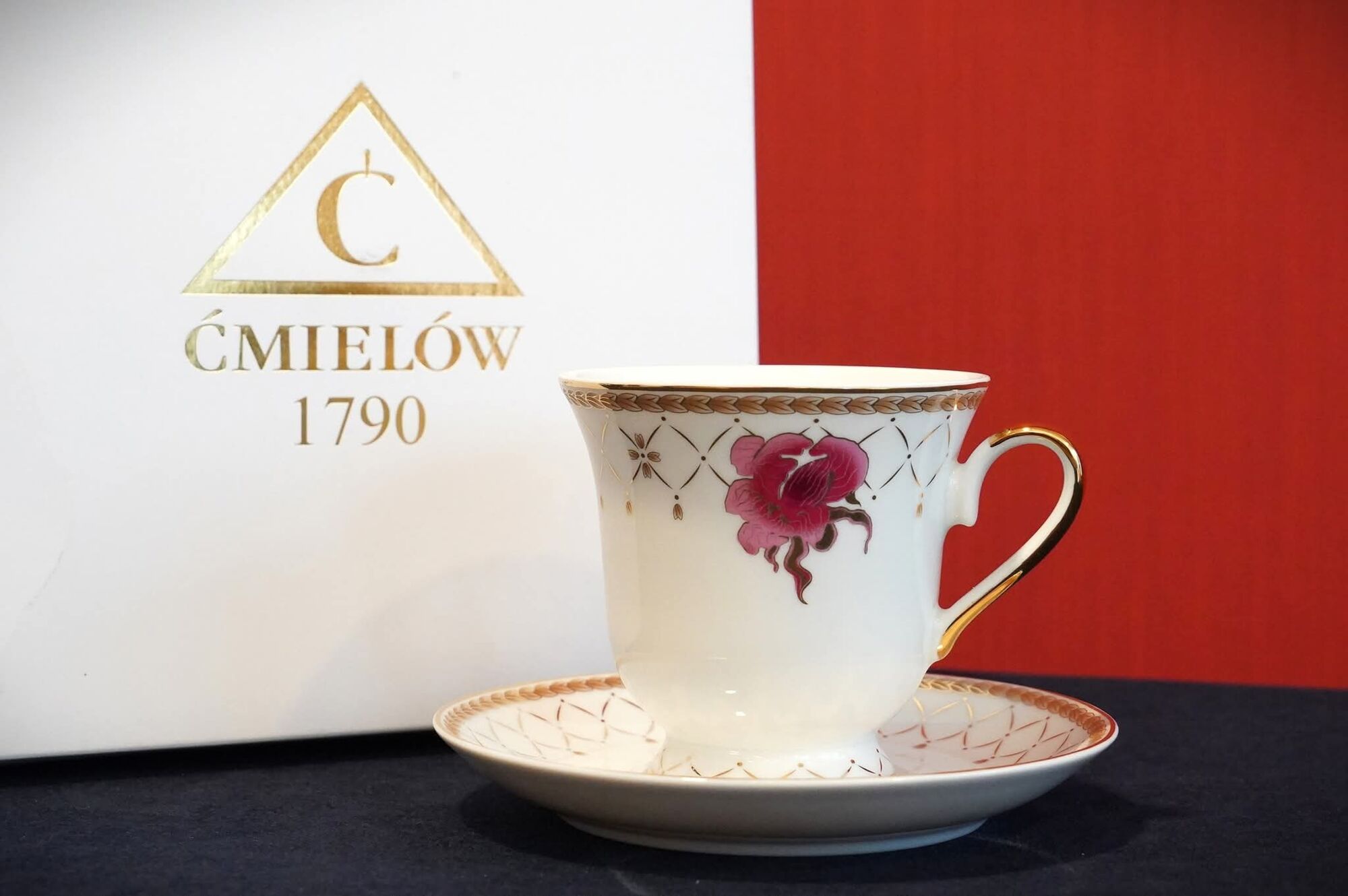 Ćmielowska filiżanka od Świętokrzyskiego Urzędu Wojewódzkiego