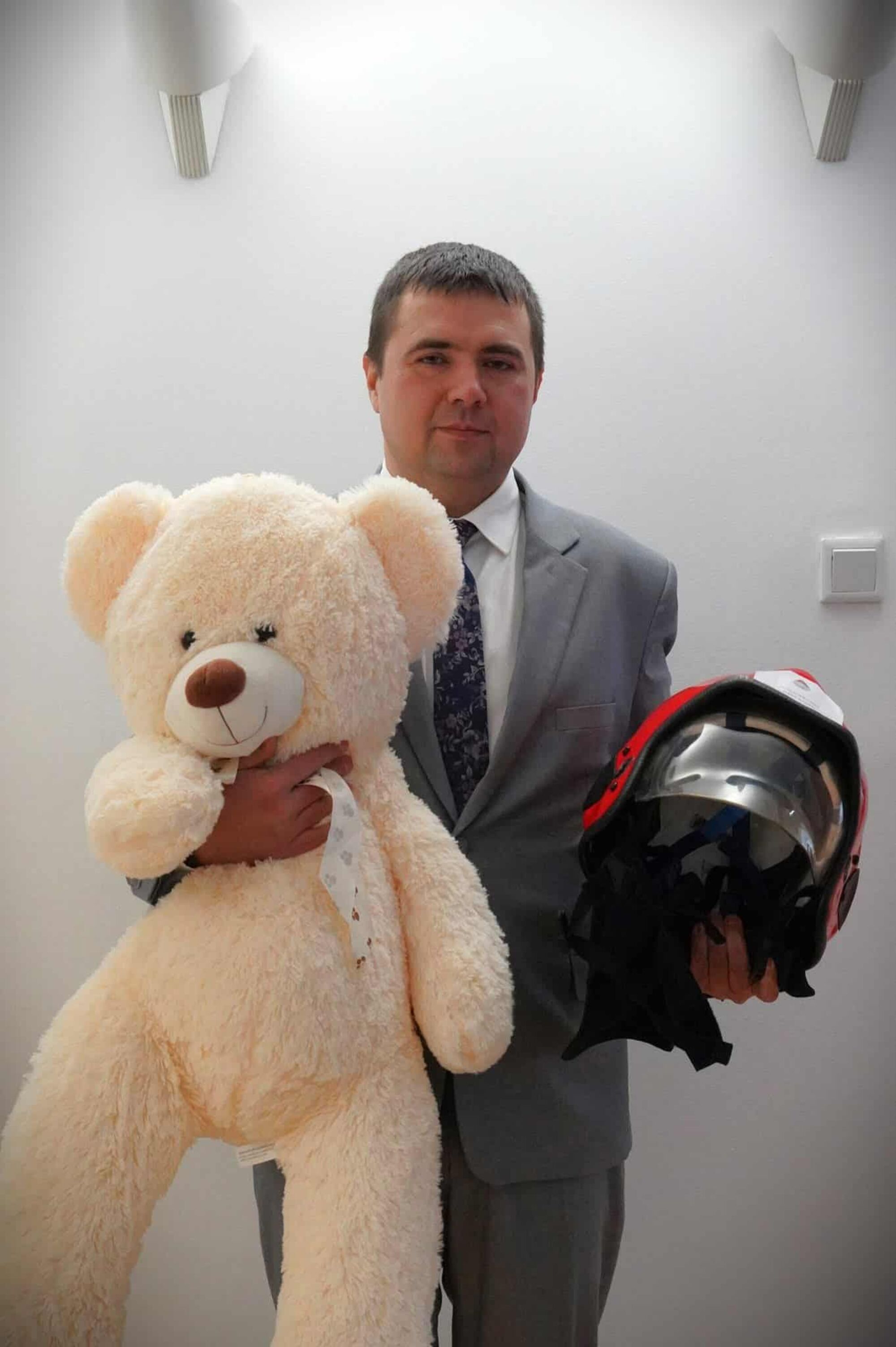 Duży pluszowy miś od Świętokrzyskiego Wojewódzkiego Inspektora Nadzoru Budowlanego