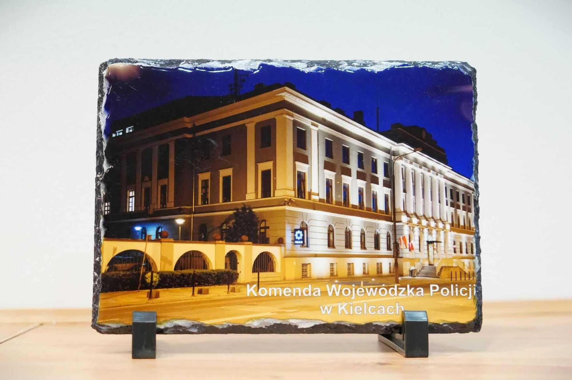 Zdjęcie na kamieniu siedziby Komendy Wojewódzkiej Policji w Kielcach