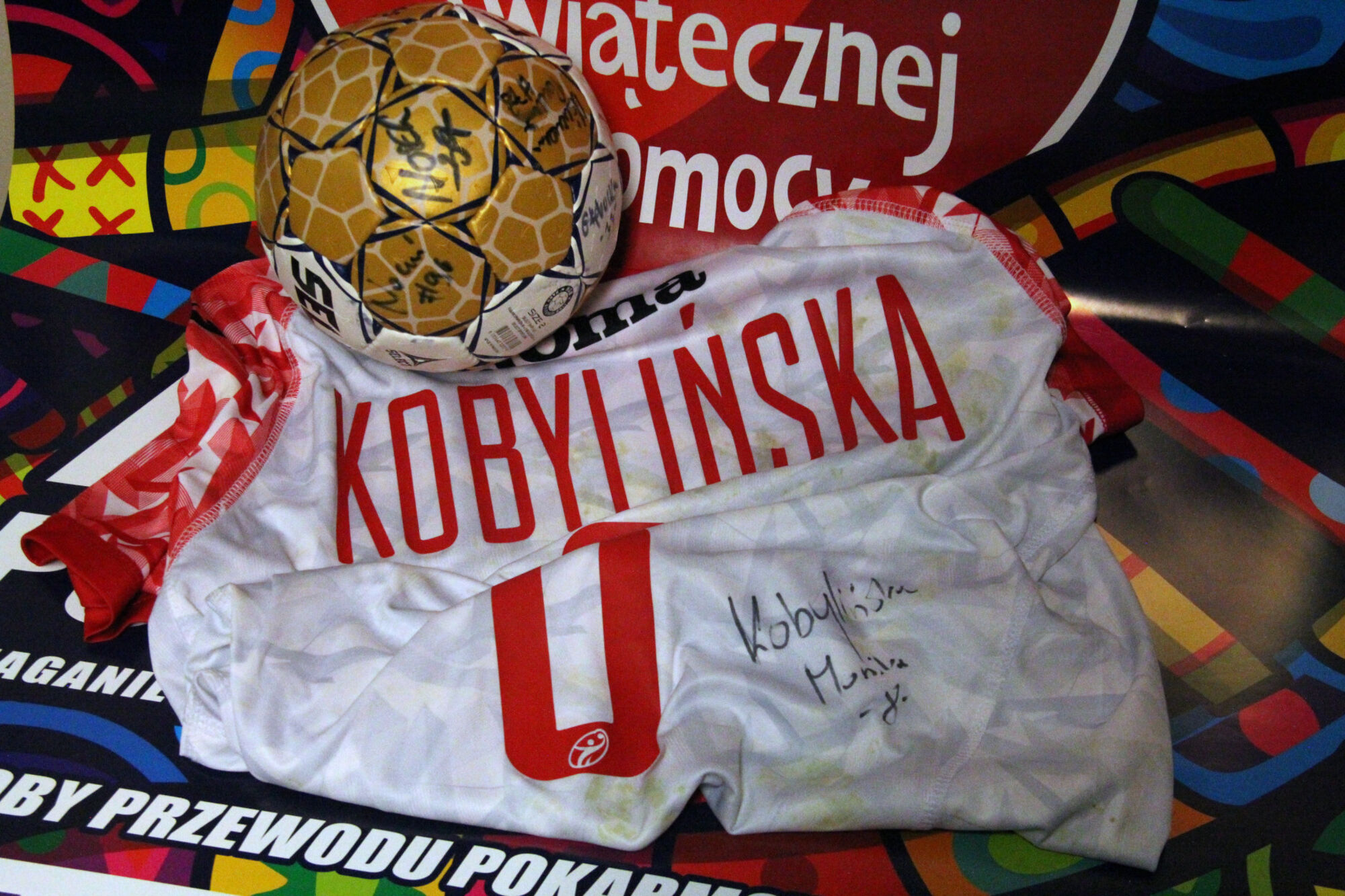 Koszulka meczowa Moniki Kobylińskiej – reprezentantki Polski w piłkę ręczną i piłka z autografami wszystkich zawodniczek