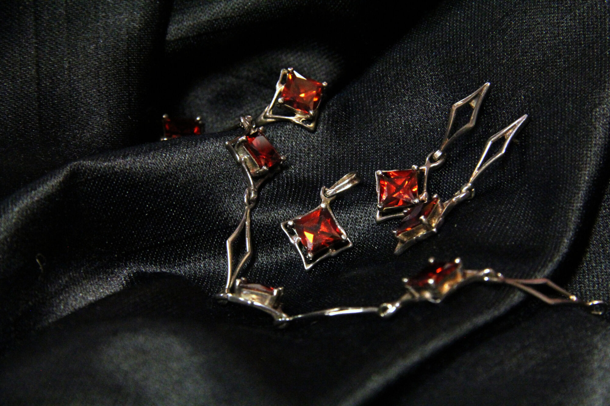 Srebrna biżuteria z barwionymi cyrkoniami