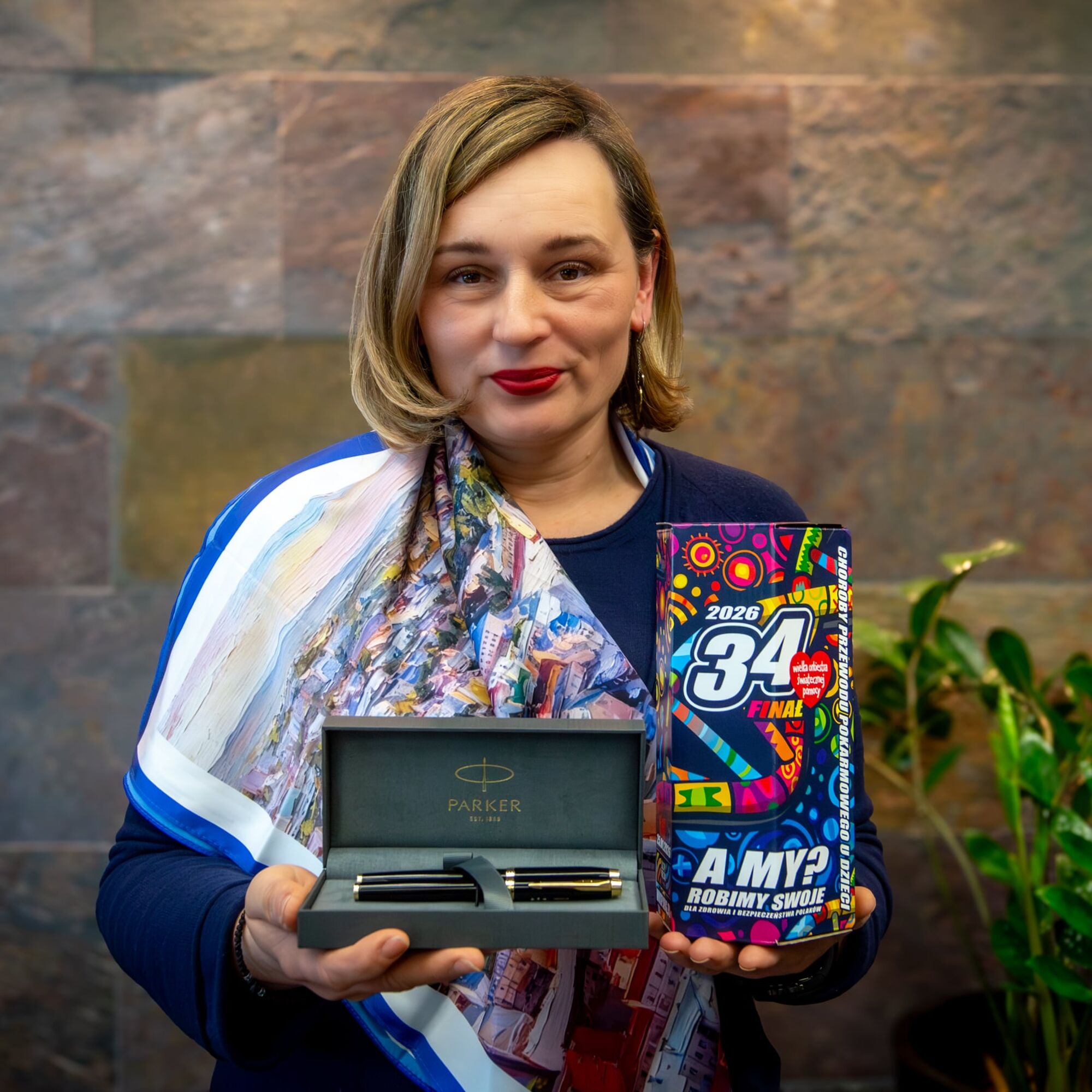 Apaszka Kieleckiego Parku Technologicznego oraz długopis i pióro Parker od Justyny Lichosik