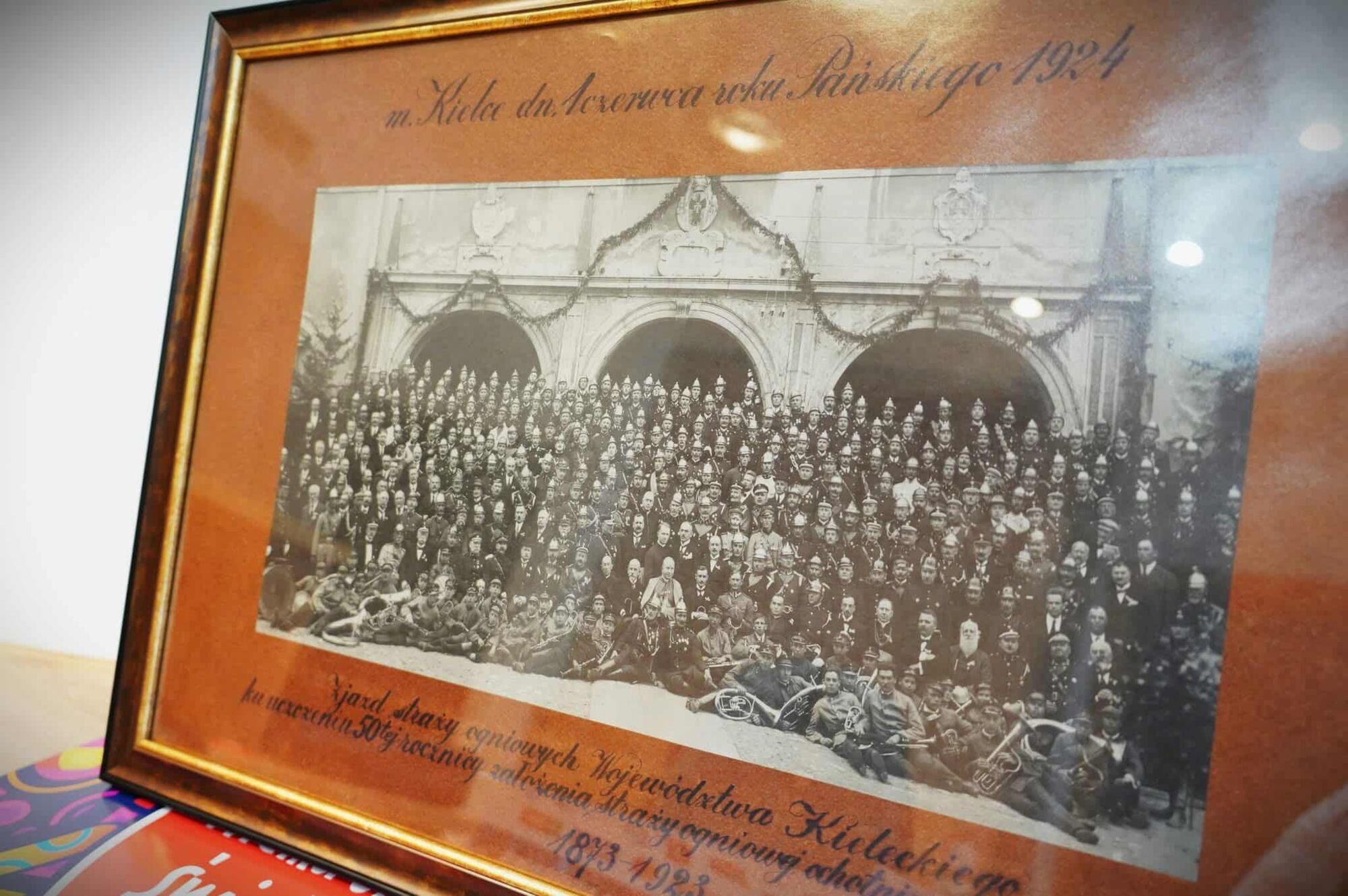 Strażackie zdjęcie od kieleckich strażaków ze strażakami sprzed 100 lat