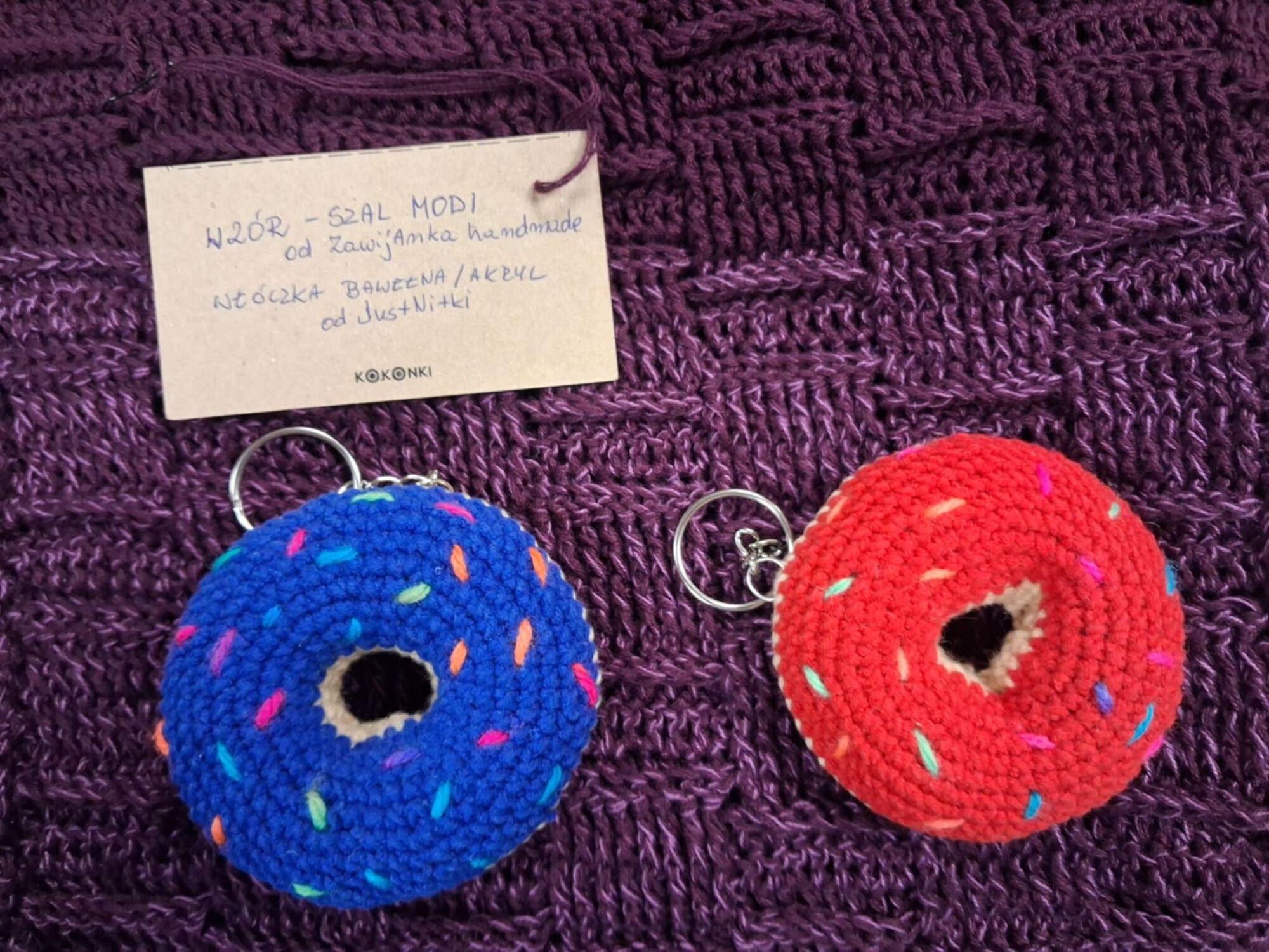 Dziergany ręcznie szal i 2 breloczki „donuty” od Marty Jóźwik