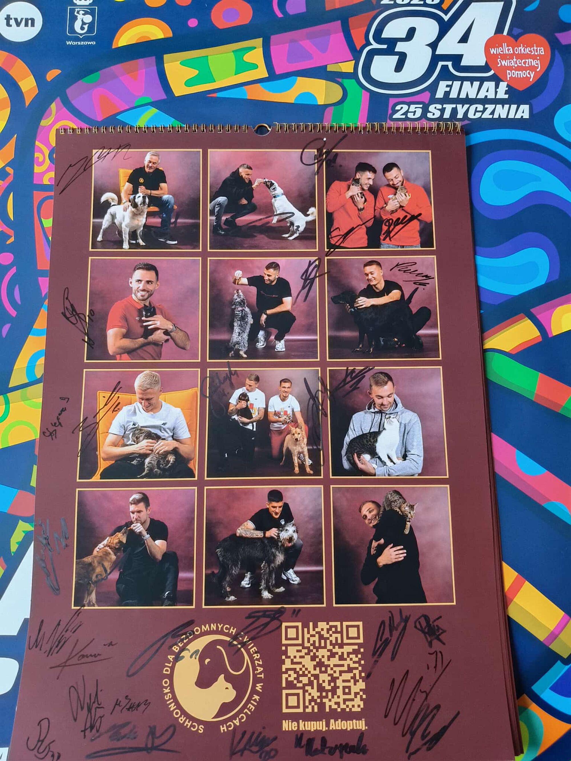 Kalendarz Korony Kielce i Schroniska dla Bezdomnych Zwierząt z autografami piłkarzy