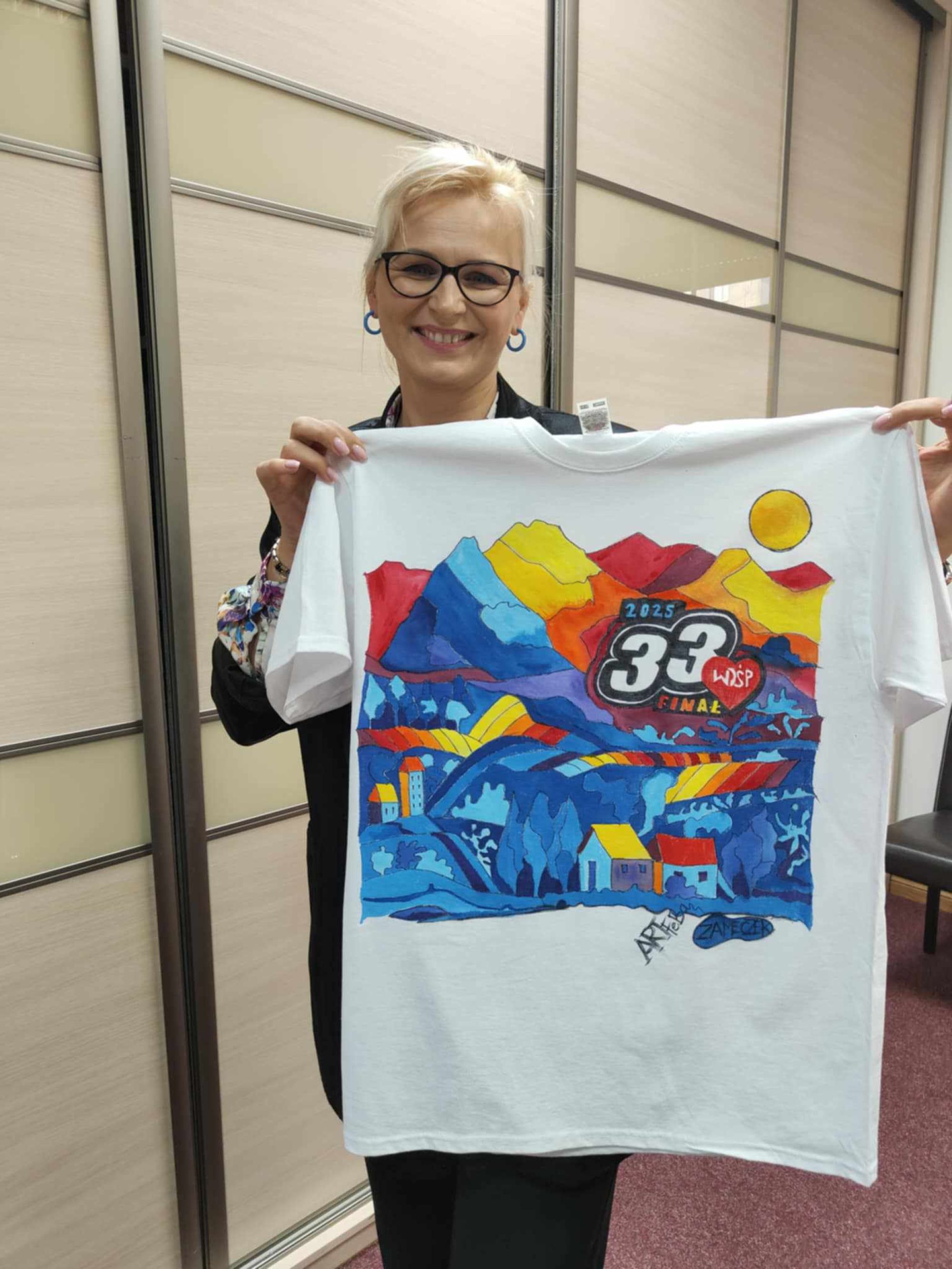 Ręcznie malowane koszulki WOŚP od Domu Kultury ZAMECZEK